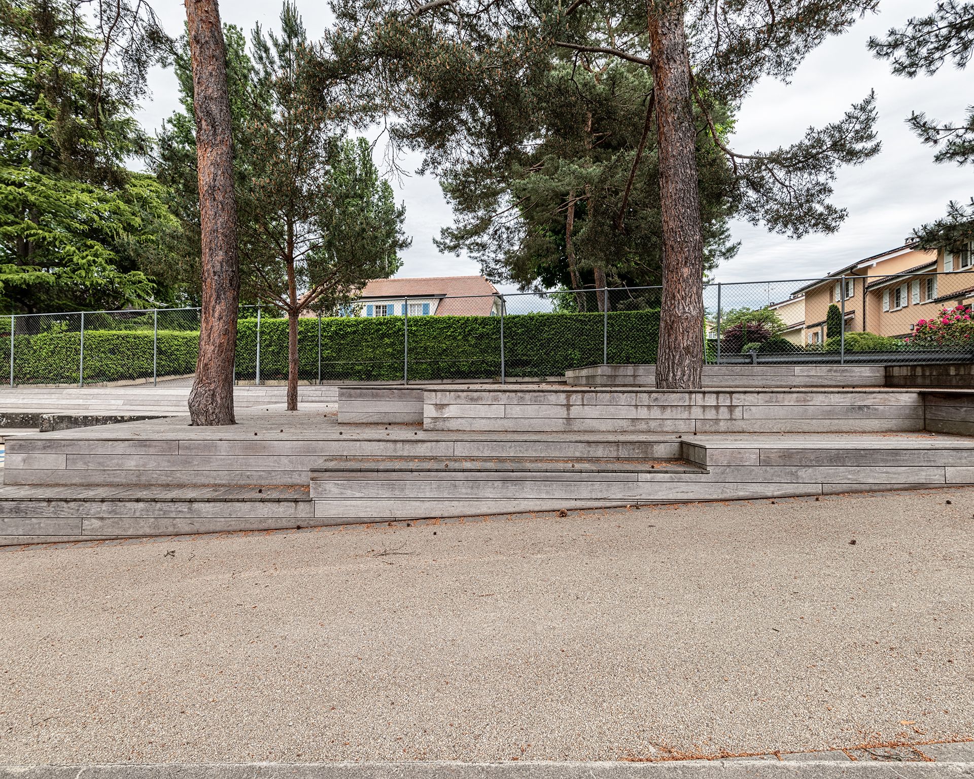Echo_paysage_espace public_préau école_Collonge-Bellerive_jeux_plantation_gradin