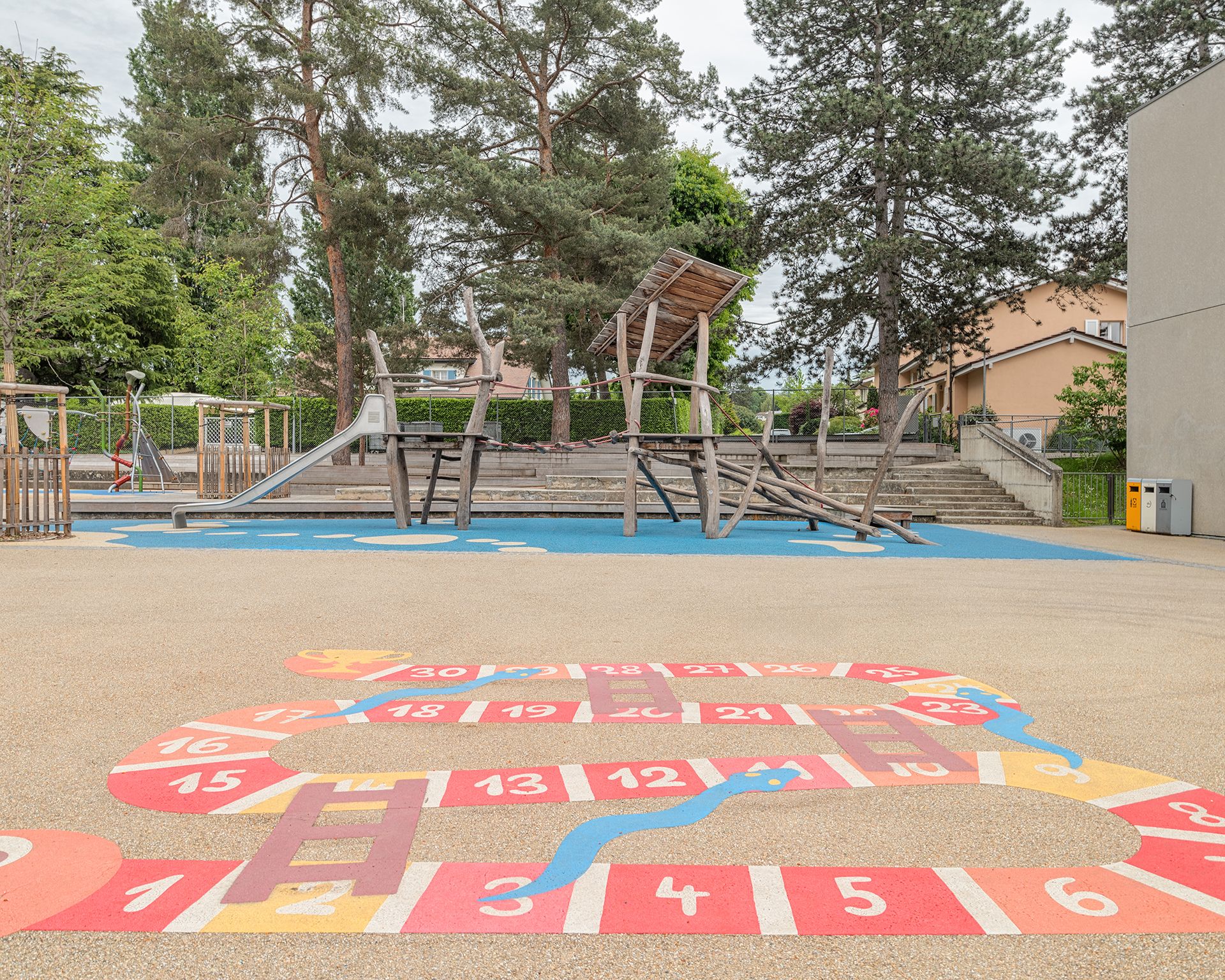 Echo_paysage_espace public_préau école_Collonge-Bellerive_jeux_plantation_gradin