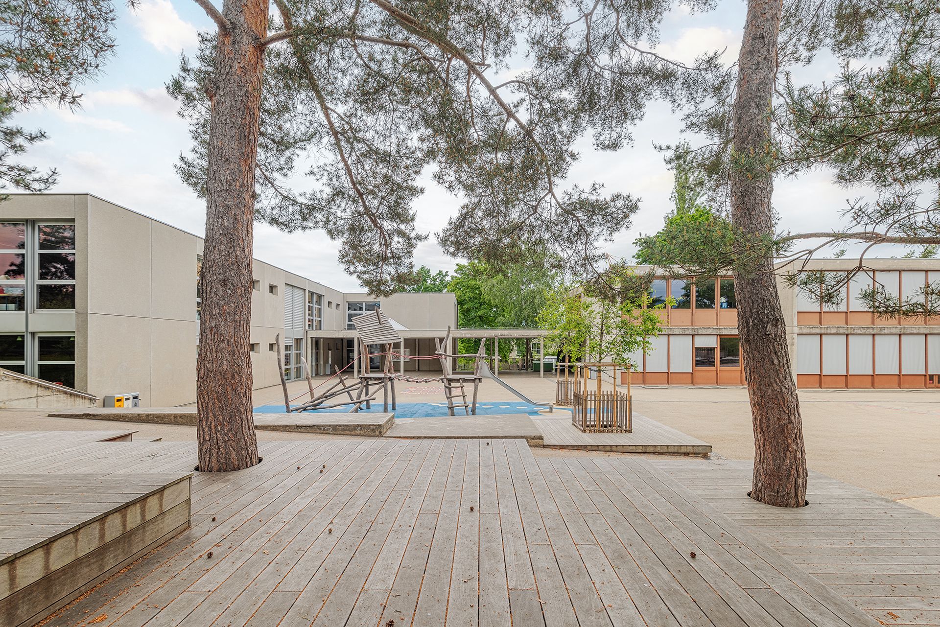 Echo_paysage_espace public_préau école_Collonge-Bellerive_jeux_plantation_gradin